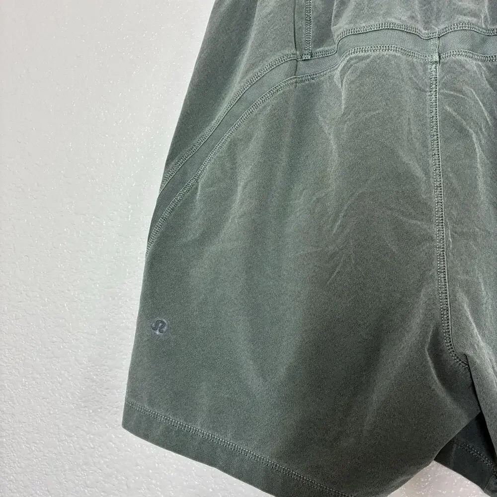 Lululemon Shorts Mens XS Green 7 Inseam Knit Drawstring Zip Pocket Running